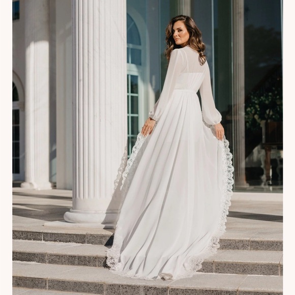 White wedding robe with train and lace trim - Picture 6 of 6